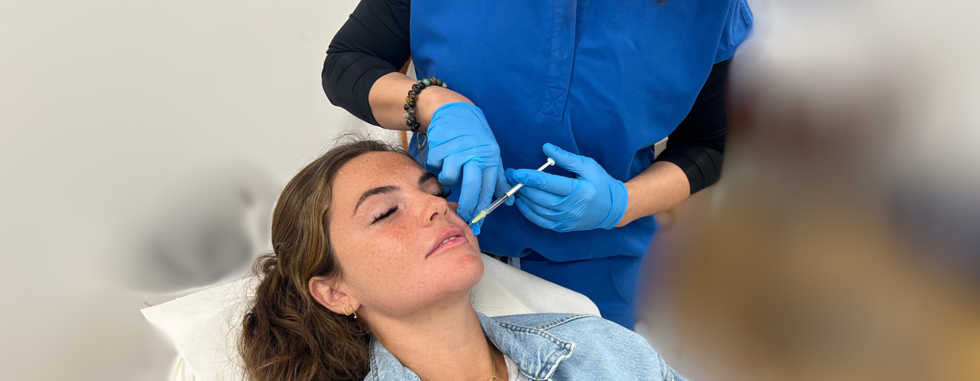 Dissolving Dermal Filler Arvin with a patient